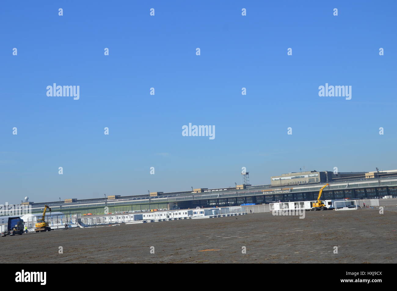 Berlin, Deutschland. 28. März 2017. Bau eines neuen Container-Dorf für 1120 Flüchtlinge im Gange im ehemaligen Flughafen Tempelhof in Berlin, Deutschland-Credit: Markku Rainer Peltonen/Alamy Live News Stockfoto