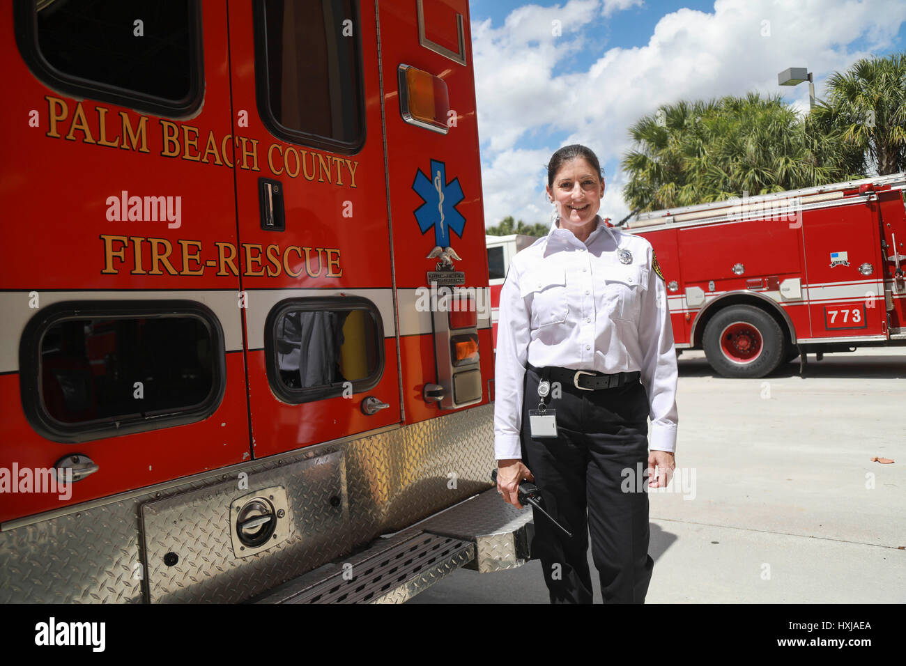 28. März 2017 - Florida, USA - Mobile integrierte Gesundheit kümmert sich Team Koordinator Lauren Young, LCSW, in Palm Beach County Fire Rescue in West Palm Beach Dienstag, 28. März 2017. (Kredit-Bild: © Bruce R. Bennett/das Palm Beach Post über ZUMA Draht) Stockfoto