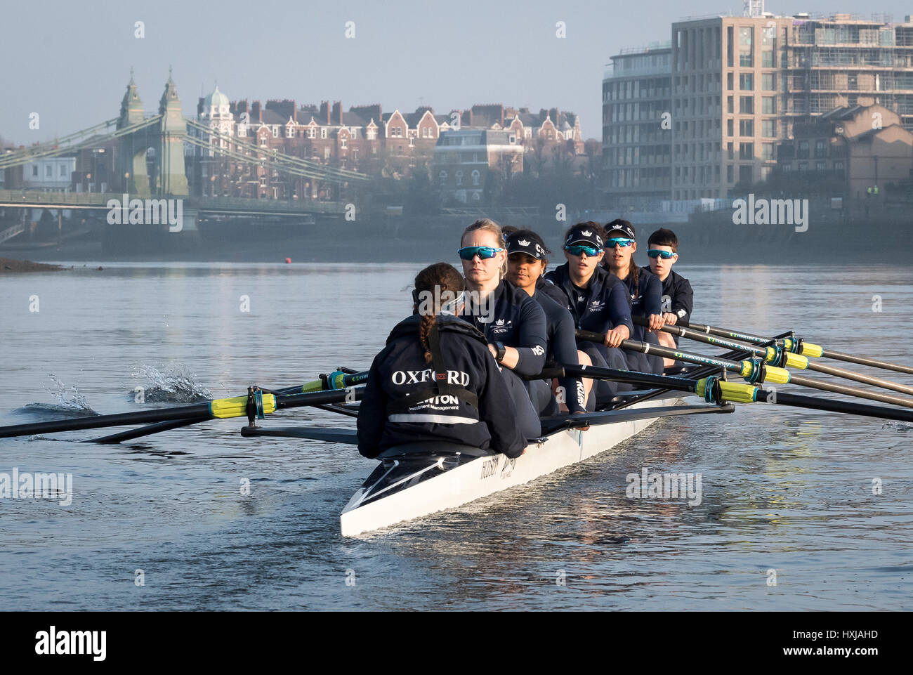 London, UK. 28. März 2017. Oxford University Women Boat Club auf eine Praxis Ausflug vor die Cancer Research, Großbritannien. 28. März 2017. Regatten am 2. April 2017 stattfinden. Crew-Liste:-Blaues Boot OUWBC: Bogen: Flo Pickles, 2: Alice Roberts, 3: Rebecca Esselstein, 4: Rebecca Te Wasser Naude, 5: Harriet Austin, 6: Chloe Laverack, 7: Emily Cameron, Schlaganfall: Jenna Hebert, Cox: Eleanor Shearer. Bildnachweis: Duncan Grove/Alamy Live-Nachrichten Stockfoto