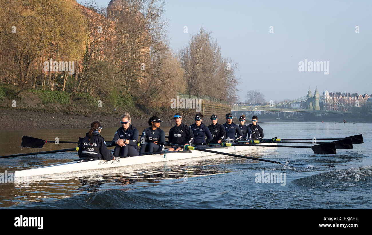 London, UK. 28. März 2017. Oxford University Women Boat Club auf eine Praxis Ausflug vor die Cancer Research, Großbritannien. 28. März 2017. Regatten am 2. April 2017 stattfinden. Crew-Liste:-Blaues Boot OUWBC: Bogen: Flo Pickles, 2: Alice Roberts, 3: Rebecca Esselstein, 4: Rebecca Te Wasser Naude, 5: Harriet Austin, 6: Chloe Laverack, 7: Emily Cameron, Schlaganfall: Jenna Hebert, Cox: Eleanor Shearer. Bildnachweis: Duncan Grove/Alamy Live-Nachrichten Stockfoto