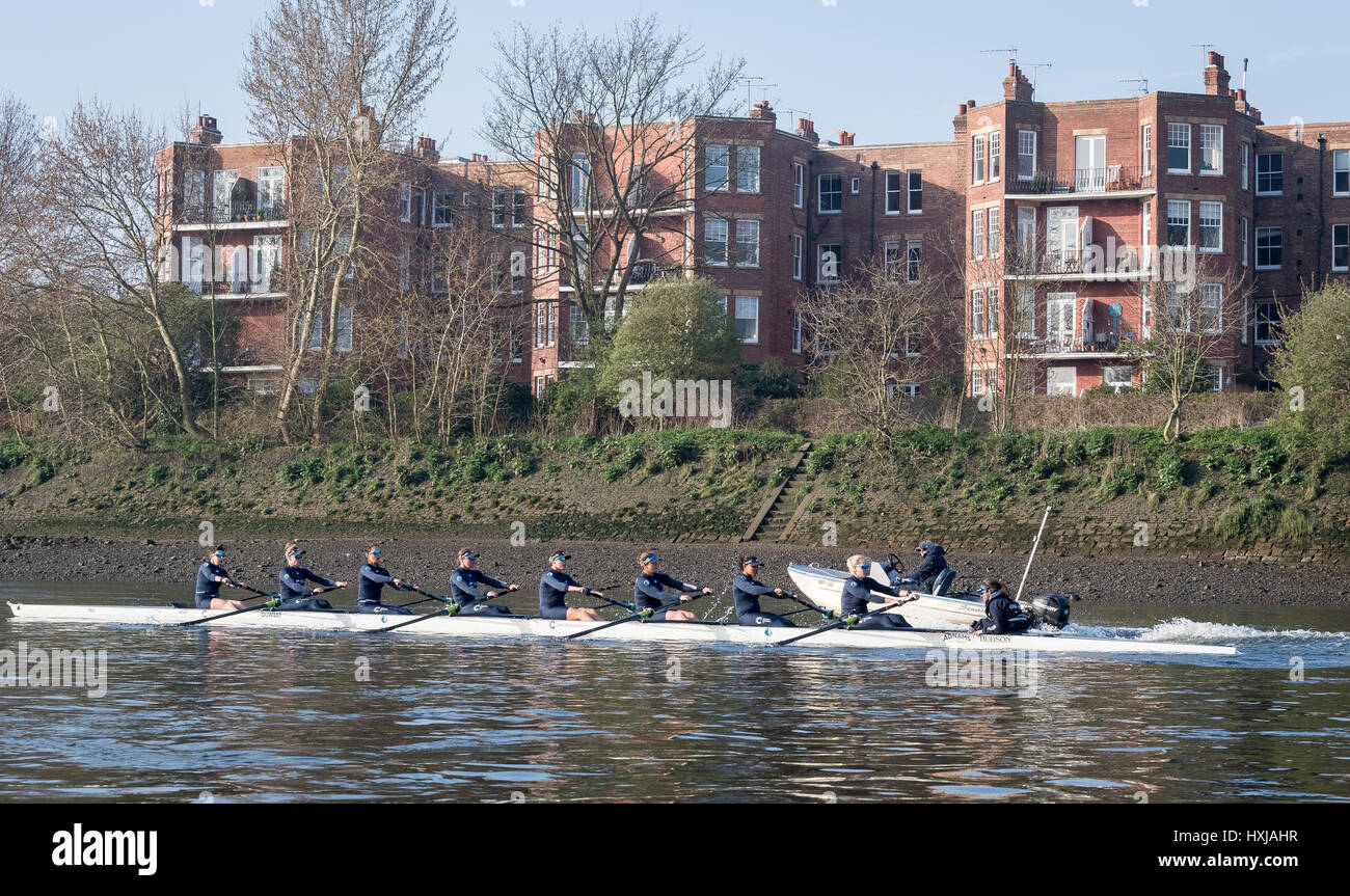 London, UK. 28. März 2017. Oxford University Women Boat Club auf eine Praxis Ausflug vor die Cancer Research, Großbritannien. 28. März 2017. Regatten am 2. April 2017 stattfinden. Crew-Liste:-Blaues Boot OUWBC: Bogen: Flo Pickles, 2: Alice Roberts, 3: Rebecca Esselstein, 4: Rebecca Te Wasser Naude, 5: Harriet Austin, 6: Chloe Laverack, 7: Emily Cameron, Schlaganfall: Jenna Hebert, Cox: Eleanor Shearer. Bildnachweis: Duncan Grove/Alamy Live-Nachrichten Stockfoto