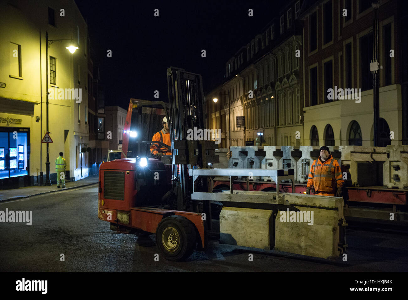 Windsor, UK. 28. März 2017. Ingenieure, arbeiten unter Aufsicht von Thames Valley Police und Windsor und Eton Stadt Partnerschaft umgestalten mit Hängeschränken Schlüsselsicherheit Barriere vor Windsor Castle zuvor brachte gestern Abend im Vorfeld der morgigen Changing Wachablösung. Sicherheits-Barrieren wurden auf Access Points, die Wachablösung nach Anschlägen in der Öffentlichkeit mit einem Fahrzeug in Westminster und in ganz Europa installiert. Bildnachweis: Mark Kerrison/Alamy Live-Nachrichten Stockfoto