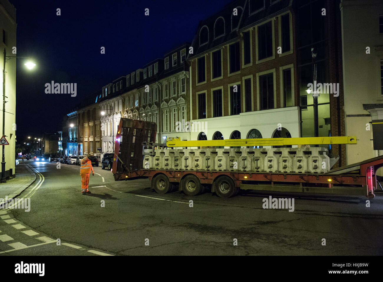 Windsor, UK. 28. März 2017. Ein LKW liefert Hängeschränke in Umbau eine wesentliche Sicherheitsbarriere zuvor brachte gestern Abend im Vorfeld der morgigen Changing Wachablösung am Schloss Windsor verwendet werden. Sicherheits-Barrieren wurden auf Access Points, die Wachablösung nach Anschlägen in der Öffentlichkeit mit einem Fahrzeug in Westminster und in ganz Europa installiert. Bildnachweis: Mark Kerrison/Alamy Live-Nachrichten Stockfoto