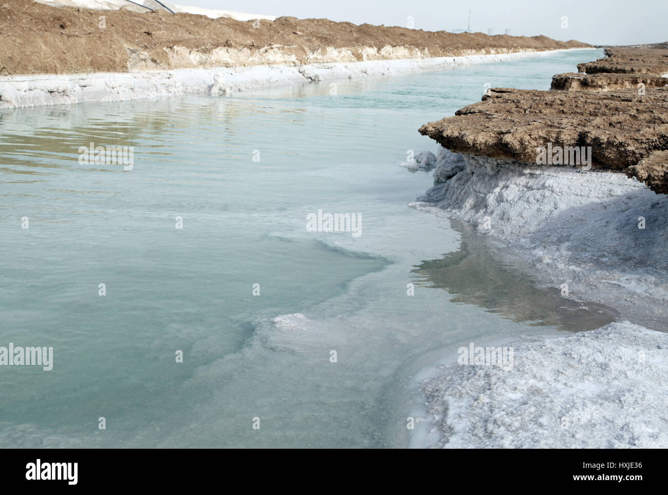 Xinjiang, China. 28. März 2017. Lop Nor ist ein ehemaliger Salzsee in China, jetzt weitgehend ausgetrockneten, gelegen zwischen den Wüsten Taklamakan und Kumtag im südöstlichen Teil von Xinjiang Uygur Autonome Region in China. Es hat durch den Bau von Staudämmen ausgetrocknet welche blockiert den Fluss des Wassers, die Einspeisung in das Seensystem, und nur kleine saisonale Seen und Sümpfe bilden können. Die ausgetrockneten Lop Nur Becken ist mit einer von 30 cm bis 1 m dicke Salzkruste bedeckt. Bildnachweis: SIPA Asien/ZUMA Draht/Alamy Live-Nachrichten Stockfoto