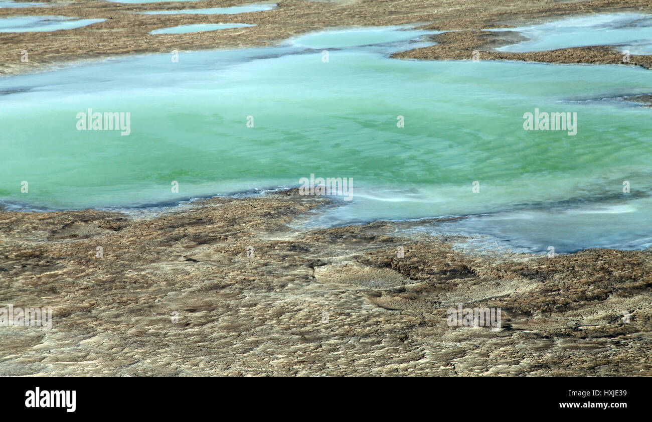 Xinjiang, China. 28. März 2017. Lop Nor ist ein ehemaliger Salzsee in China, jetzt weitgehend ausgetrockneten, gelegen zwischen den Wüsten Taklamakan und Kumtag im südöstlichen Teil von Xinjiang Uygur Autonome Region in China. Es hat durch den Bau von Staudämmen ausgetrocknet welche blockiert den Fluss des Wassers, die Einspeisung in das Seensystem, und nur kleine saisonale Seen und Sümpfe bilden können. Die ausgetrockneten Lop Nur Becken ist mit einer von 30 cm bis 1 m dicke Salzkruste bedeckt. Bildnachweis: SIPA Asien/ZUMA Draht/Alamy Live-Nachrichten Stockfoto