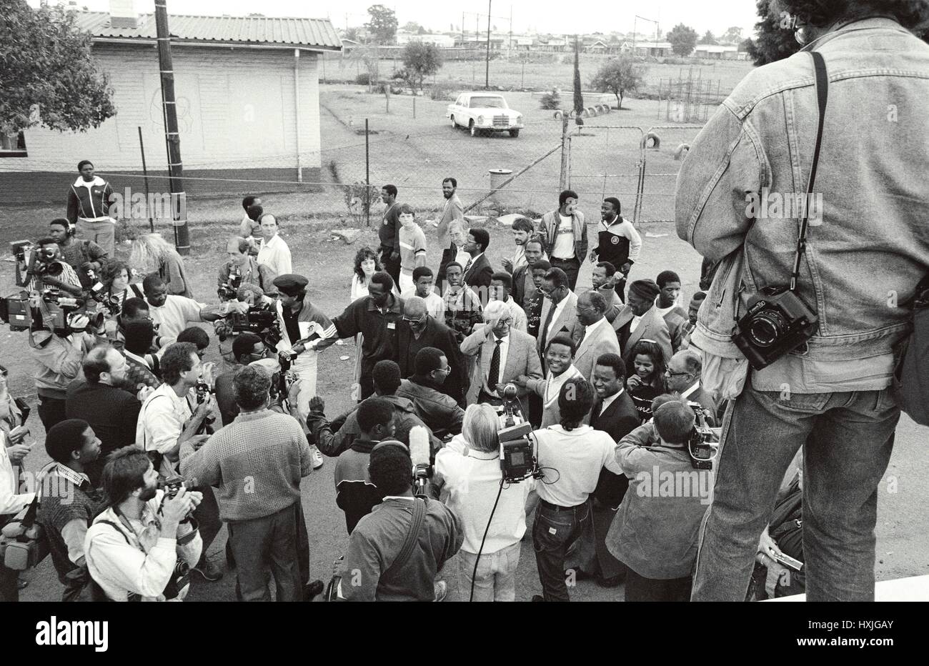 Ahmed Kathrada geboren 29. August 1929 starb 28. März 2017 Ahmed Kathrada und Walter Sisulu sind aus dem Pollsmoor Gefängnis entlassen und kehrt Heim, Soweto, Johannesburg, Südafrika am 15. Oktober 1989 Stockfoto