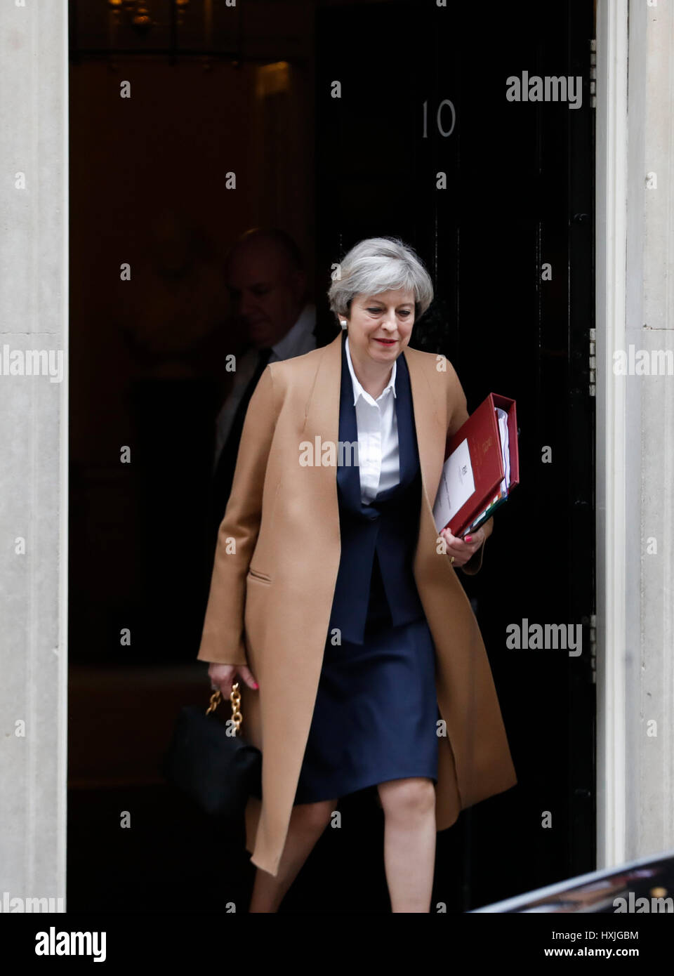 London, UK. 29. März 2017. Der britische Premierminister Theresa verlässt Mai 10 Downing Street nach der Kabinettssitzung in London, England am 29. März 2017. Britische Premierminister Theresa May und ihrer ranghöchsten Minister im Kabinett Zimmer in 10 Downing Street Mittwoch versammelten sich zu Beginn einer der geschichtsträchtigsten Tage in Generationen für Großbritannien. Bildnachweis: Han Yan/Xinhua/Alamy Live-Nachrichten Stockfoto