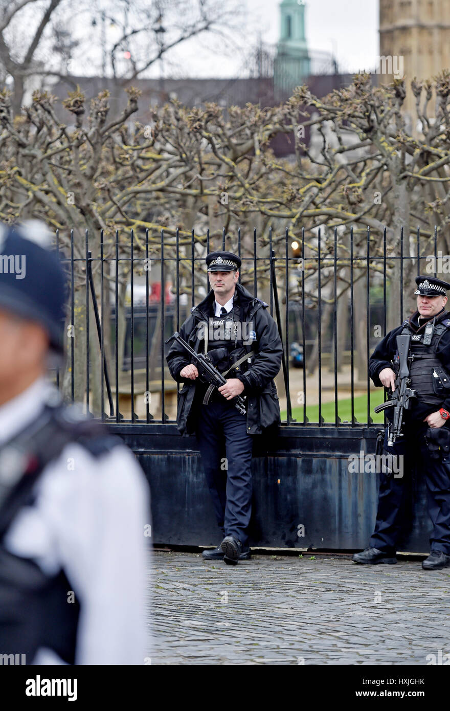 London, UK. 29. März 2017. Bewaffnete Polizisten in den Houses of Parliament, Westminster heute Kredit-eine Woche, nachdem Khalid Masood vier Menschen getötet: Simon Dack/Alamy Live News Stockfoto