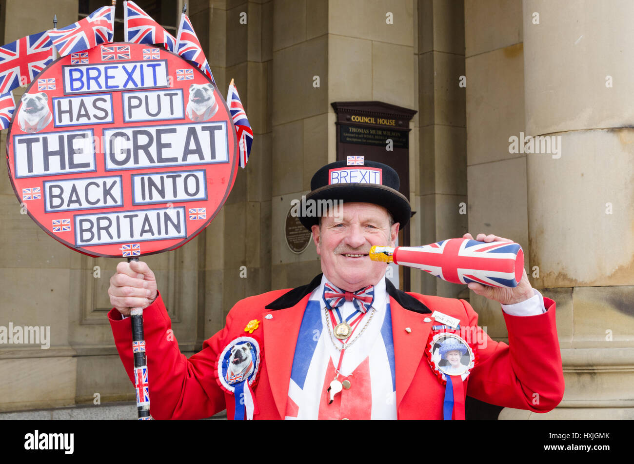 Birmingham, Vereinigtes Königreich. 29. März 2017. Brexit Unterstützer "John Bull" feiert die Auslösung des Artikels 50 des Vereinigten Königreichs vor Birmingham Council House. Kredit: Nick Maslen/Alamy Live-Nachrichten Stockfoto