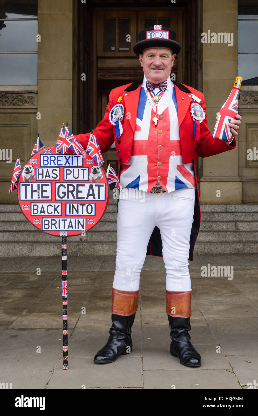 Birmingham, Vereinigtes Königreich. 29. März 2017. Brexit Unterstützer "John Bull" feiert die Auslösung des Artikels 50 des Vereinigten Königreichs vor Birmingham Council House. Kredit: Nick Maslen/Alamy Live-Nachrichten Stockfoto