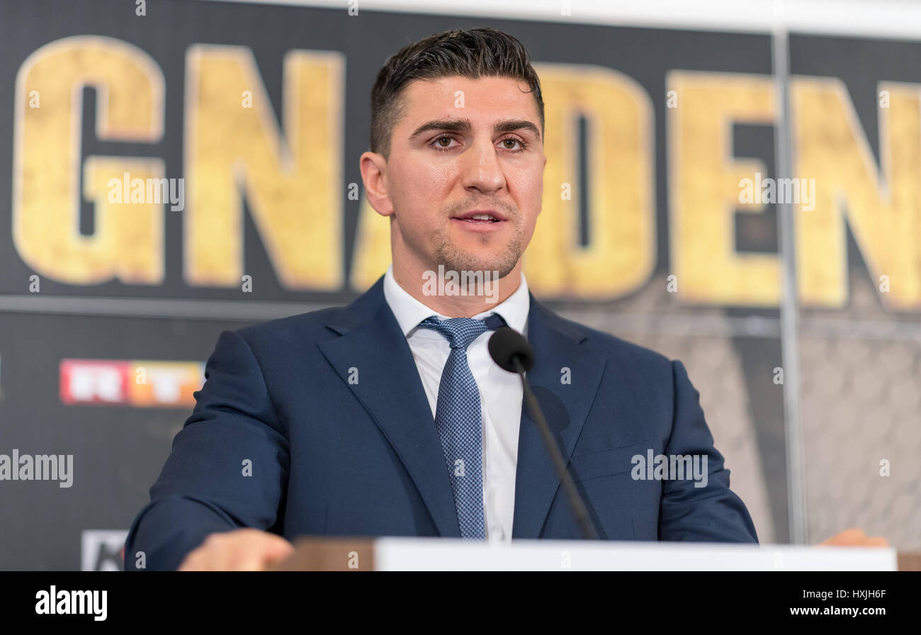 Dortmund, Deutschland. 29. März 2017. Boxer Marco Huck auf einer Pressekonferenz in Dortmund, Deutschland, 29. März 2017. Huck wird den lettischen Boxer Mairis Briedis in einem WBC Kreuzer Gewicht Meisterschaftsspiel in der Westfalenhalle in Dortmund am Samstag stellen. Foto: Guido Kirchner/Dpa/Alamy Live News Stockfoto