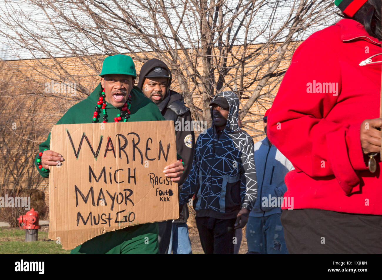 Warren, Michigan, USA. 28. März 2017. Aktivisten pfählte eine Sitzung des Stadtrates Warren fordern den Rücktritt von Bürgermeister James Fouts wegen heimlich aufgenommene Bänder der Bürgermeister in denen Afro-Amerikaner, Frauen und Menschen mit Behinderungen verunglimpft. Bildnachweis: Jim West/Alamy Live-Nachrichten Stockfoto