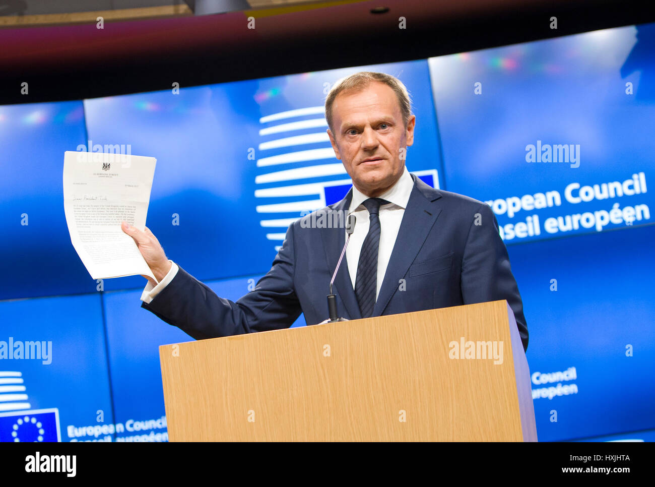 Brüssel, Belgien. 29. März 2017. EU-Ratspräsident Donald Tusk zeigt einen Brief vom britischen Premierminister Theresa Mai während einer Presseerklärung beim Europäischen Rat in Brüssel, Belgien, 29. März 2017 unterzeichnet. Britischer Botschafter in der Europäischen Union (EU) am Mittwoch gab der Austritt Brief an EU-Ratspräsident Donald Tusk, offiziell den zwei-Jahres-Countdown für Großbritanniens Ausgang des Blocks auslösen. Bildnachweis: Ye Pingfan/Xinhua/Alamy Live-Nachrichten Stockfoto