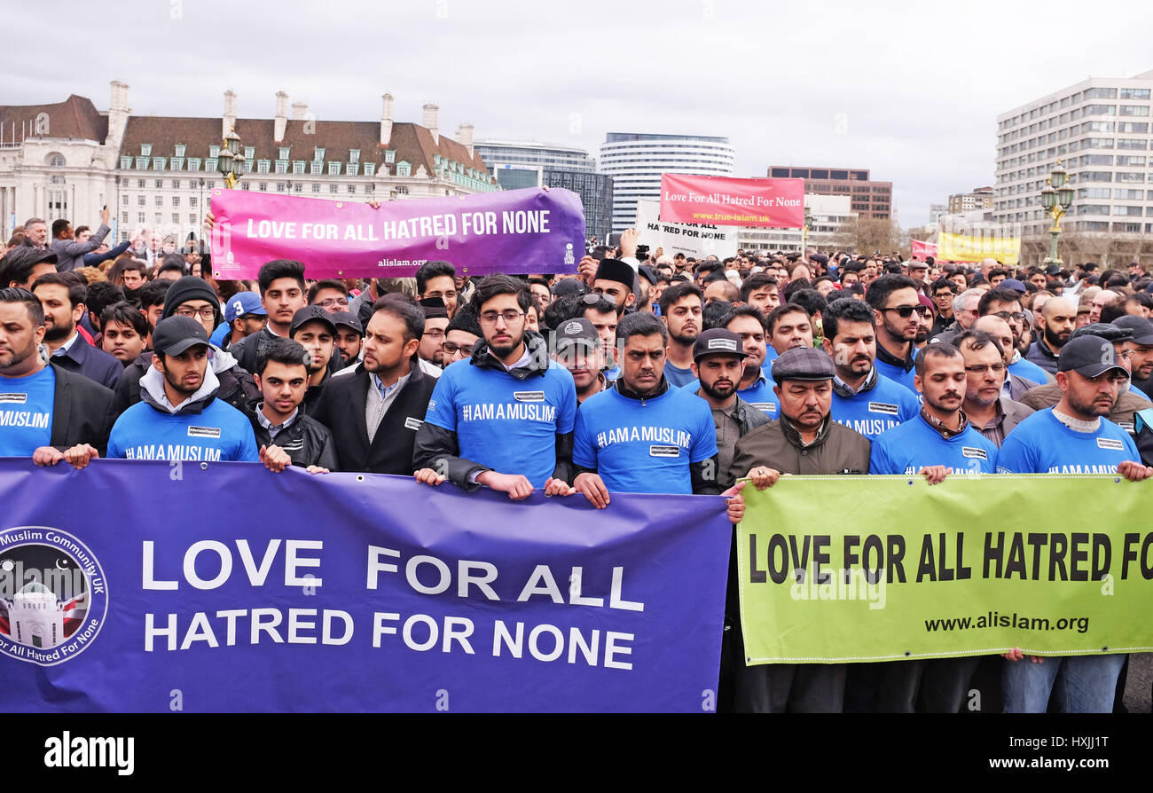 London, UK. 29. März 2017. Tausende von Menschen an einen Spaziergang über die Westminster Bridge teilnehmen und dann an eine Minuten Schweigeminute im Gedenken an die Verstorbenen in den Angriff von Kahalid Masood vor einer Woche teilnehmen. Es war genau vor einer Woche als Khalid Masood vier Menschen auf der Brücke und außerhalb der Houses of Parliament in London Credit tötete: Simon Dack/Alamy Live News Stockfoto