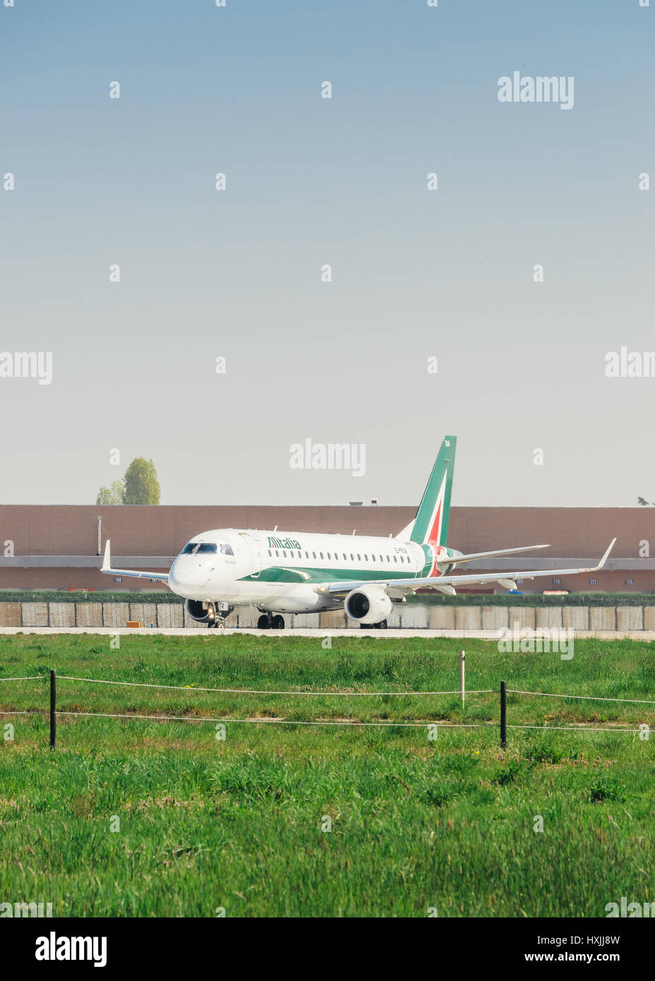 Mailand, Italien - 29. März 2017: ein Passagierflugzeug startet vom Flughafen Mailand Linate. Linate ist eine wichtigste Drehscheibe für Alitalia Wartung viele kurz-und Mittelstrecken-Destinationen Stockfoto