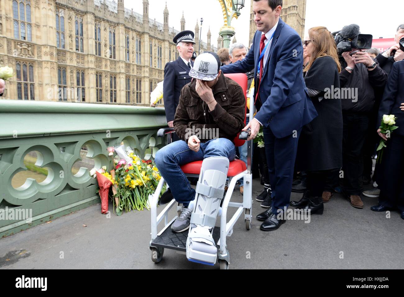 Denkmal für die Opfer der Terroranschlag Westminster, London, UK, Andrei Burnaz, Freund des rumänischen Touristen, Andreea Cristea, 29, gefallenen aus Westminster Bridge während der Terroranschlag, Credit: Finnbarr Webster/Alamy Live News Stockfoto