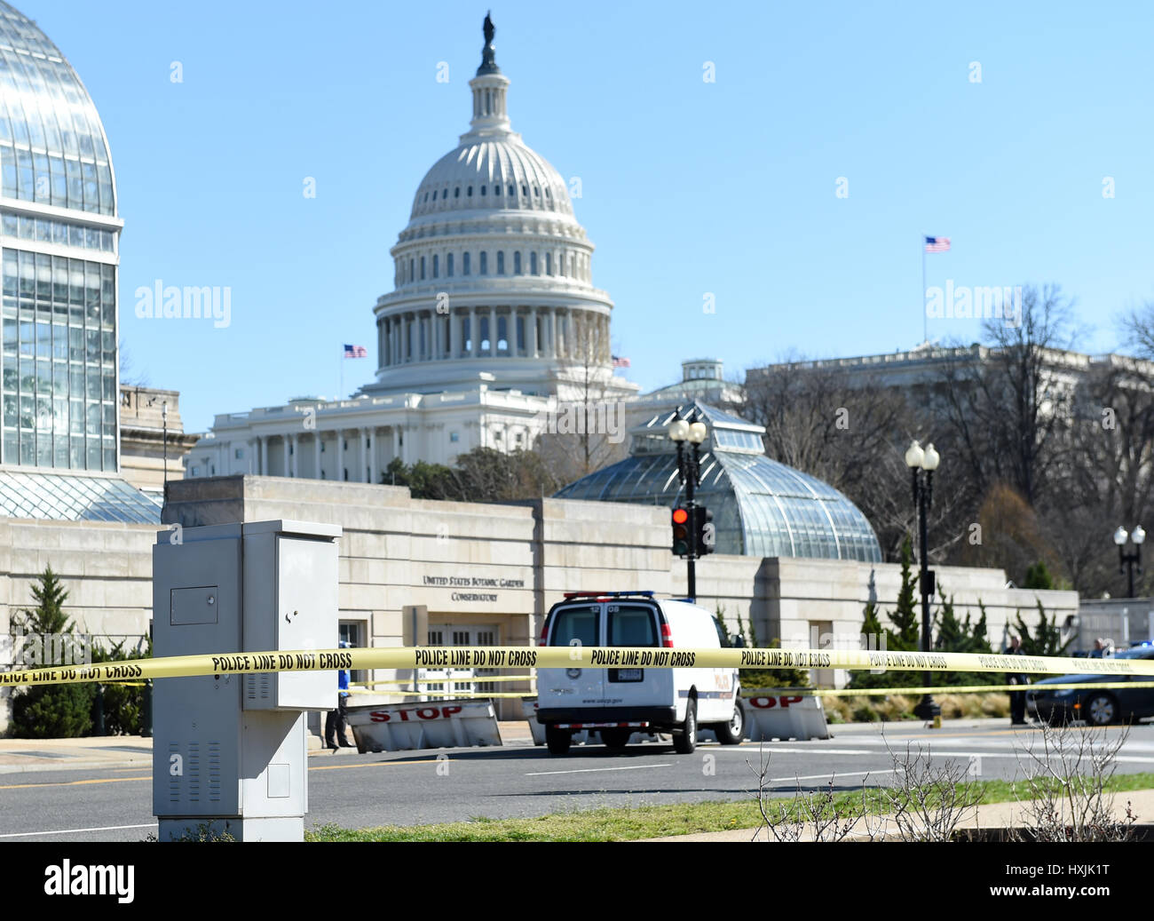 Washington, DC, USA. 29. März 2017. Die Polizei Absperren der Szene der Schüsse in der Nähe des Capitol Hill in Washington, DC, USA, 29. März 2017. Schüsse zu hören waren in der Nähe von U.S. Capitol Hill am Mittwochmorgen, nachdem eine Person versucht, einen Streifenwagen zu rammen, sagte Capitol-Polizei. Bildnachweis: Bao Dandan/Xinhua/Alamy Live-Nachrichten Stockfoto