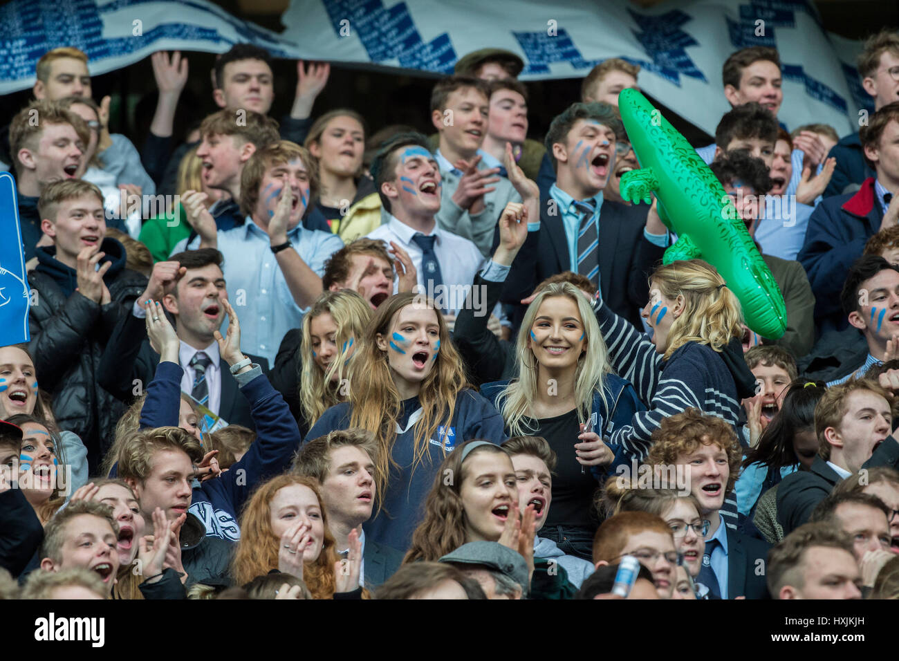 London, UK. 29. März 2017. Warwick School gewann 27-5. Natwest-Schulen-Cup-Finale zwischen Bischöfen Wordsworth Gymnasium (dunkelblau) und Warwick School (blaue und weiße Reifen) im Twickenham Stadium. London, 29. März 2017. Bildnachweis: Guy Bell/Alamy Live-Nachrichten Stockfoto