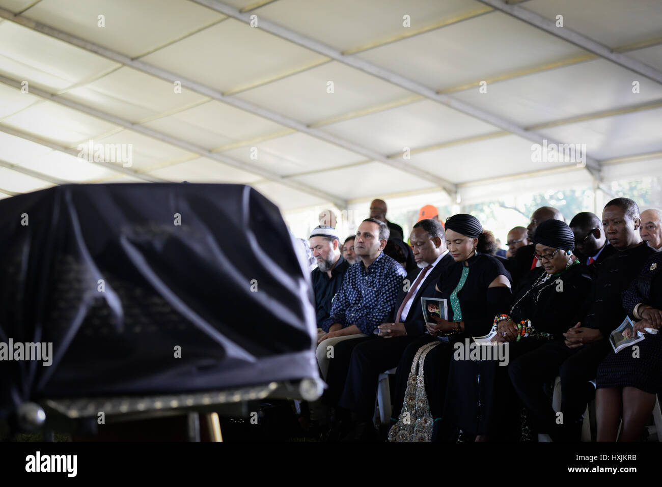 (170329)--JOHANNESBURG, 29. März 2017 (Xinhua)--Economic Freedom Fighters (EFF) Führer Julius Malema, Winnie Madikizela-Mandela, Ex-Frau des südafrikanischen Präsidenten Nelson Mandelas und ehemalige südafrikanische Präsident Kgalema Motlanthe (4. R) an der Beerdigung von Ahmed Kathrada bei Westpark Friedhof in Johannesburg, Südafrika, am 29. März 2017. Südafrikanischer Anti-Apartheid tapferen Ahmed Kathrada starb in den frühen Morgenstunden des Dienstag Morgen im Alter von 87 Jahren. (Xinhua/Zhai Jianlan) (Sxk) Stockfoto