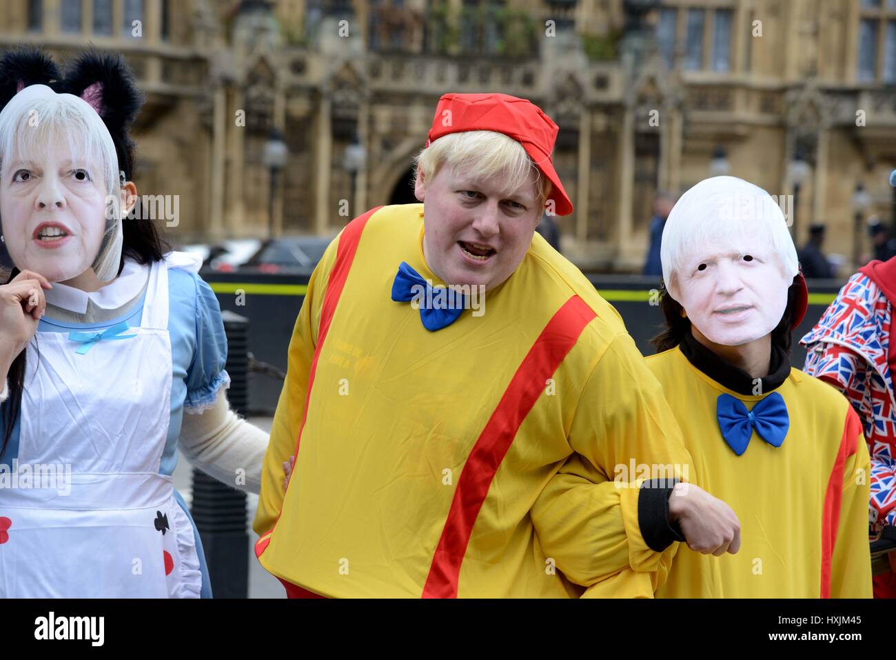 Anti-Austritt Demonstranten verkleidet als Mad Hatter Tea Party Zeichen, London, UK Stockfoto