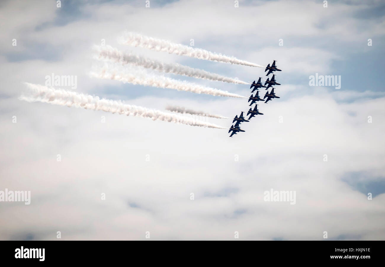 Kuala Lumpur, Malaysia. 29. März 2017. Die Republik der Korea Luftwaffe Kunstflugstaffel (ROKAF T-50), Black Eagles durchgeführt eine spezielle Überflug über Kuala Lumpur nach ihrem Besuch in LIMA 2017 militärische Ausstellung in Langkawi, Malaysia. Bildnachweis: Danny Chan/Alamy Live-Nachrichten Stockfoto