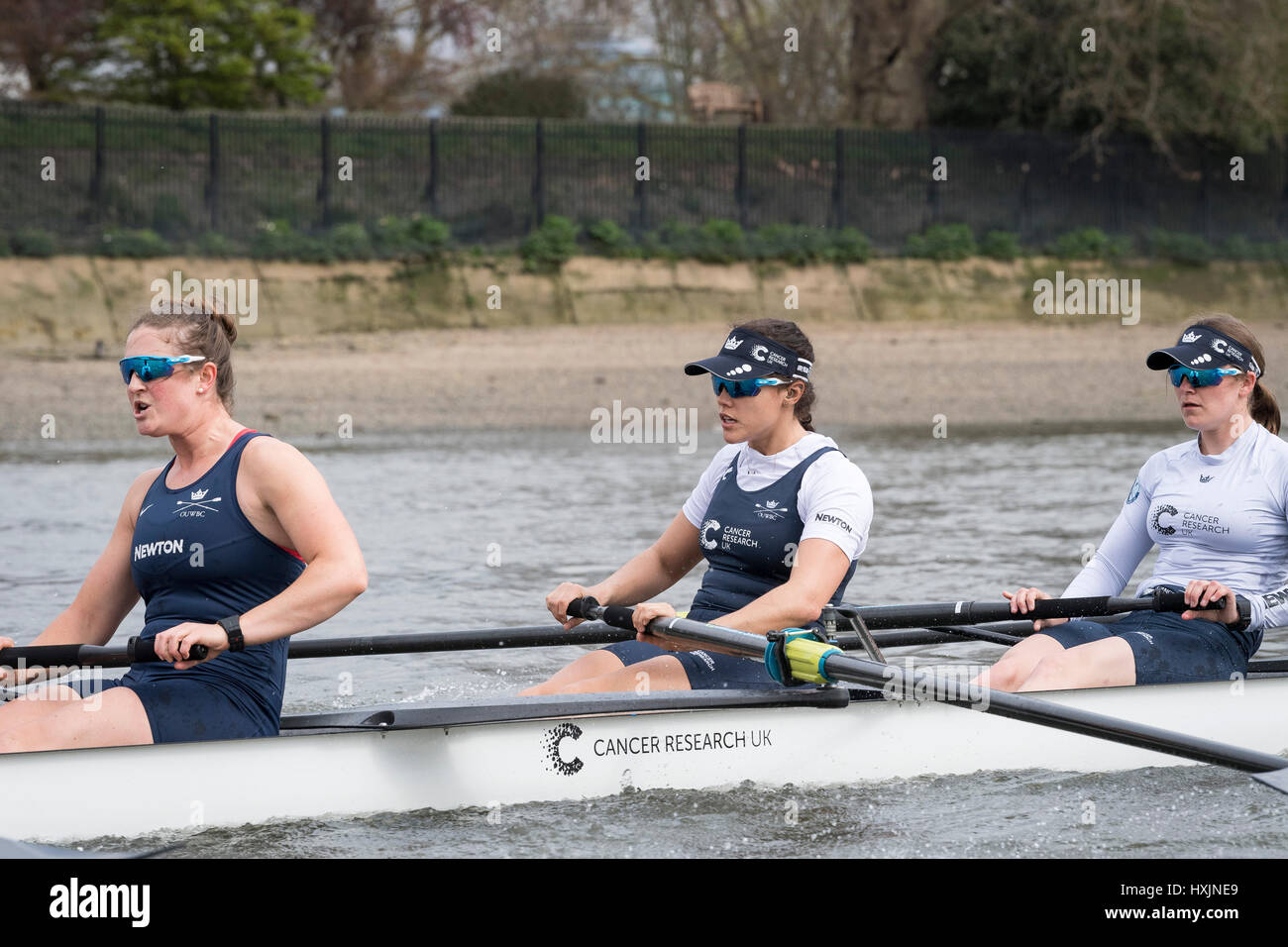 London, UK. 29. März 2017. Oxford University Women Boat Club einem Praxis-Ausflug vor der Cancer Research UK. 29. März 2017. Regatten am 2. April 2017 stattfinden. Crew-Liste:-Blaues Boot OUWBC: Bogen: Flo Pickles, 2: Alice Roberts, 3: Rebecca Esselstein, 4: Rebecca Te Wasser Naude, 5: Harriet Austin, 6: Chloe Laverack, 7: Emily Cameron, Schlaganfall: Jenna Hebert, Cox: Eleanor Shearer. Cheftrainer: Ali Williams. Bildnachweis: Duncan Grove/Alamy Live-Nachrichten Stockfoto