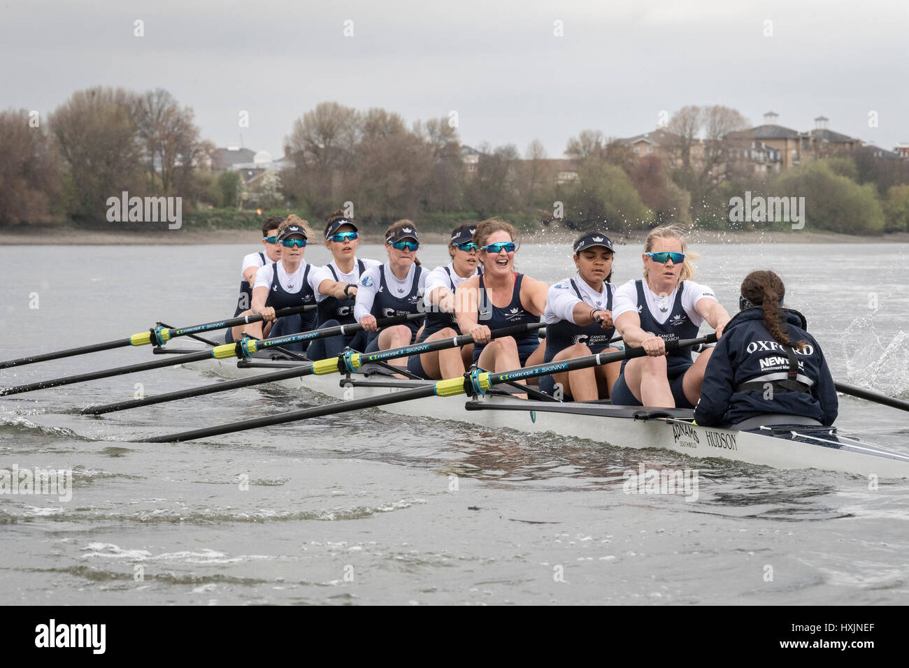 London, UK. 29. März 2017. Oxford University Women Boat Club einem Praxis-Ausflug vor der Cancer Research UK. 29. März 2017. Regatten am 2. April 2017 stattfinden. Crew-Liste:-Blaues Boot OUWBC: Bogen: Flo Pickles, 2: Alice Roberts, 3: Rebecca Esselstein, 4: Rebecca Te Wasser Naude, 5: Harriet Austin, 6: Chloe Laverack, 7: Emily Cameron, Schlaganfall: Jenna Hebert, Cox: Eleanor Shearer. Cheftrainer: Ali Williams. Bildnachweis: Duncan Grove/Alamy Live-Nachrichten Stockfoto