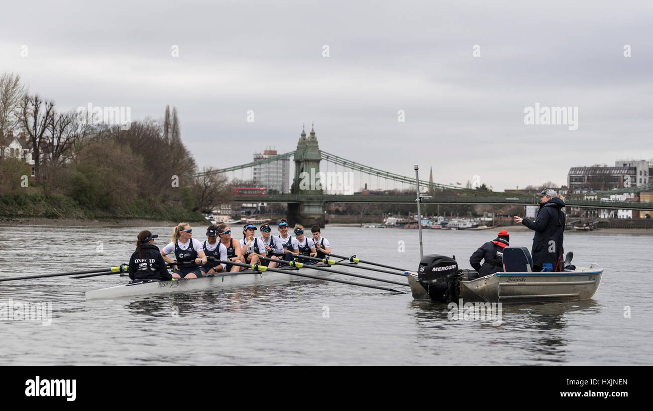 London, UK. 29. März 2017. Oxford University Women Boat Club einem Praxis-Ausflug vor der Cancer Research UK. 29. März 2017. Regatten am 2. April 2017 stattfinden. Crew-Liste:-Blaues Boot OUWBC: Bogen: Flo Pickles, 2: Alice Roberts, 3: Rebecca Esselstein, 4: Rebecca Te Wasser Naude, 5: Harriet Austin, 6: Chloe Laverack, 7: Emily Cameron, Schlaganfall: Jenna Hebert, Cox: Eleanor Shearer. Cheftrainer: Ali Williams. Bildnachweis: Duncan Grove/Alamy Live-Nachrichten Stockfoto