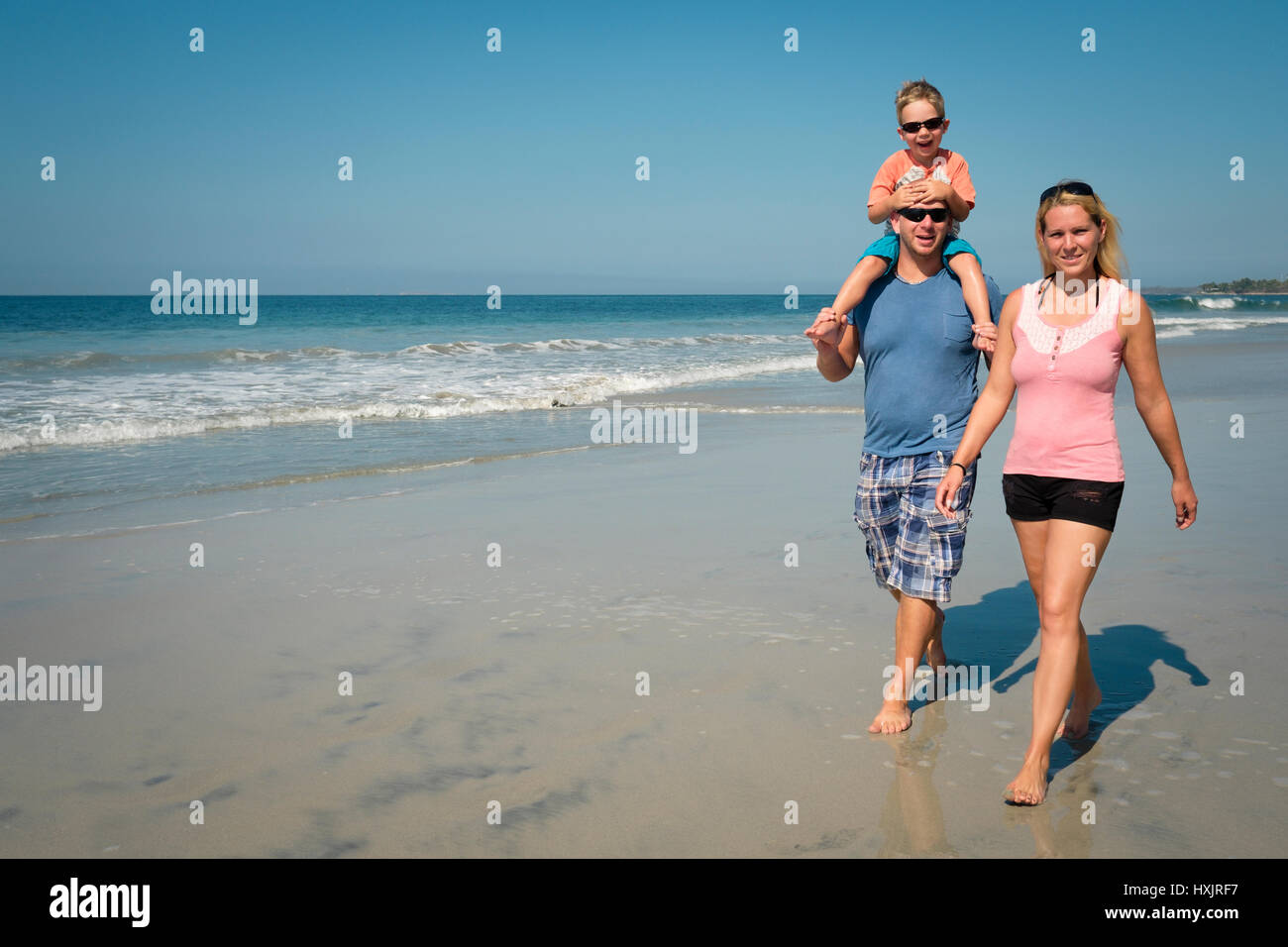 Spaziergang am Strand, Riviera Nayarit Mexiko 3-köpfige Familie Stockfoto