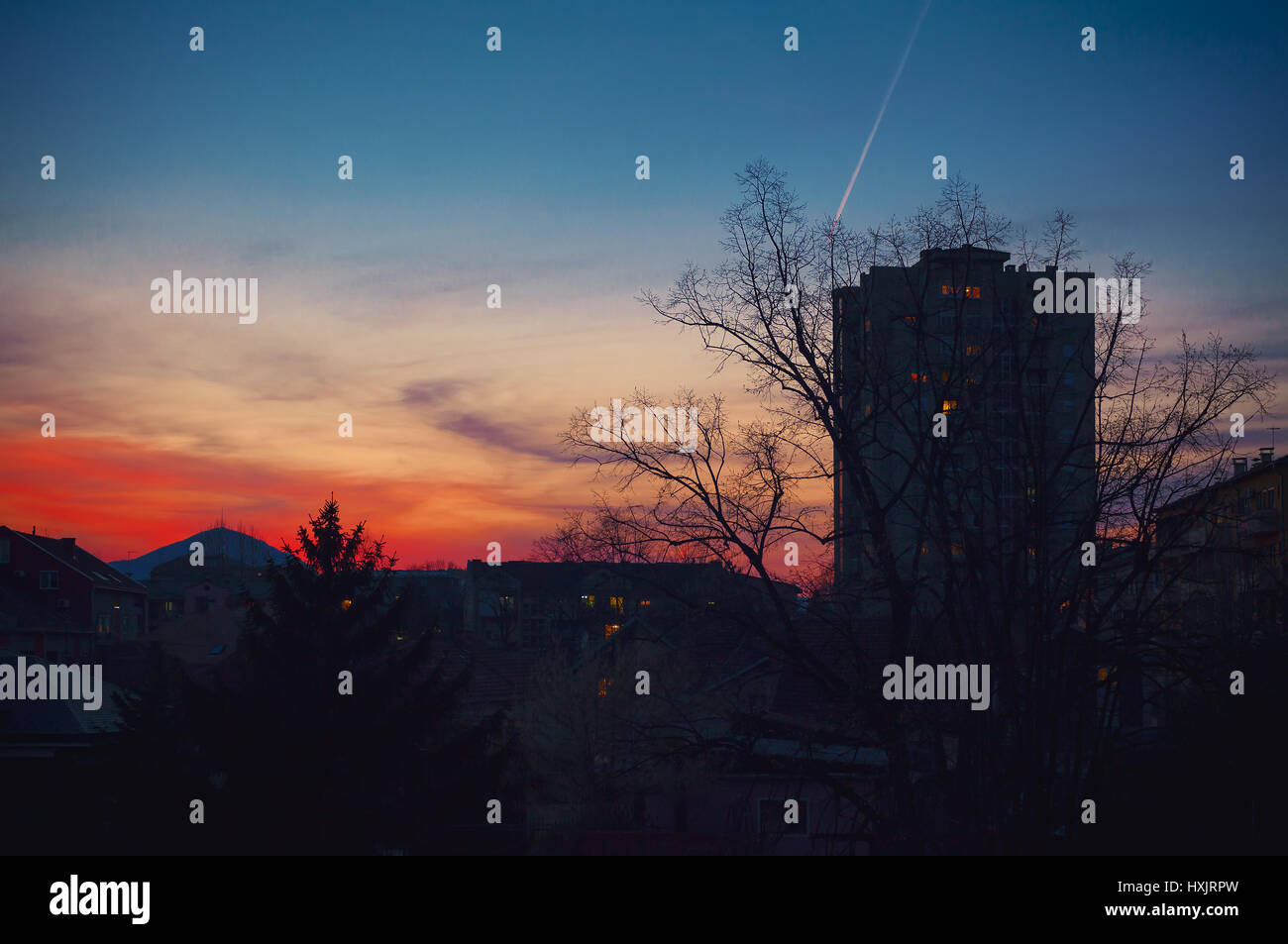 Sonnenuntergang über einem Balkan Kleinstadt, früh Frühjahrssaison, Cacak Stadt in Serbien. Stockfoto