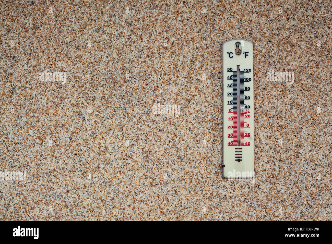 Details eines Thermometers auf braune Wand, Temperatur in Celsius und Kelvin Grad zeigen. Stockfoto