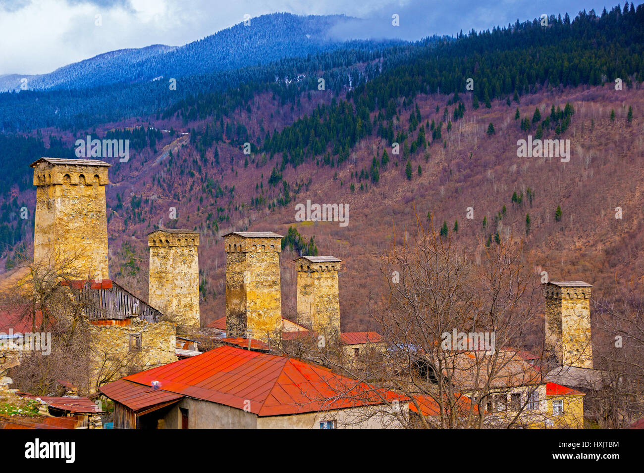 Hohe Häuser von Mestia im Kaukasus Republik von Georgia. Stockfoto