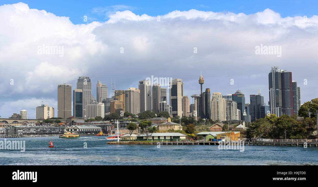 SYDNEY, Australien - 13. Oktober 2016: Panorama Skyline von Sydney mit Skyscrakers an einem sonnigen Tag Stockfoto