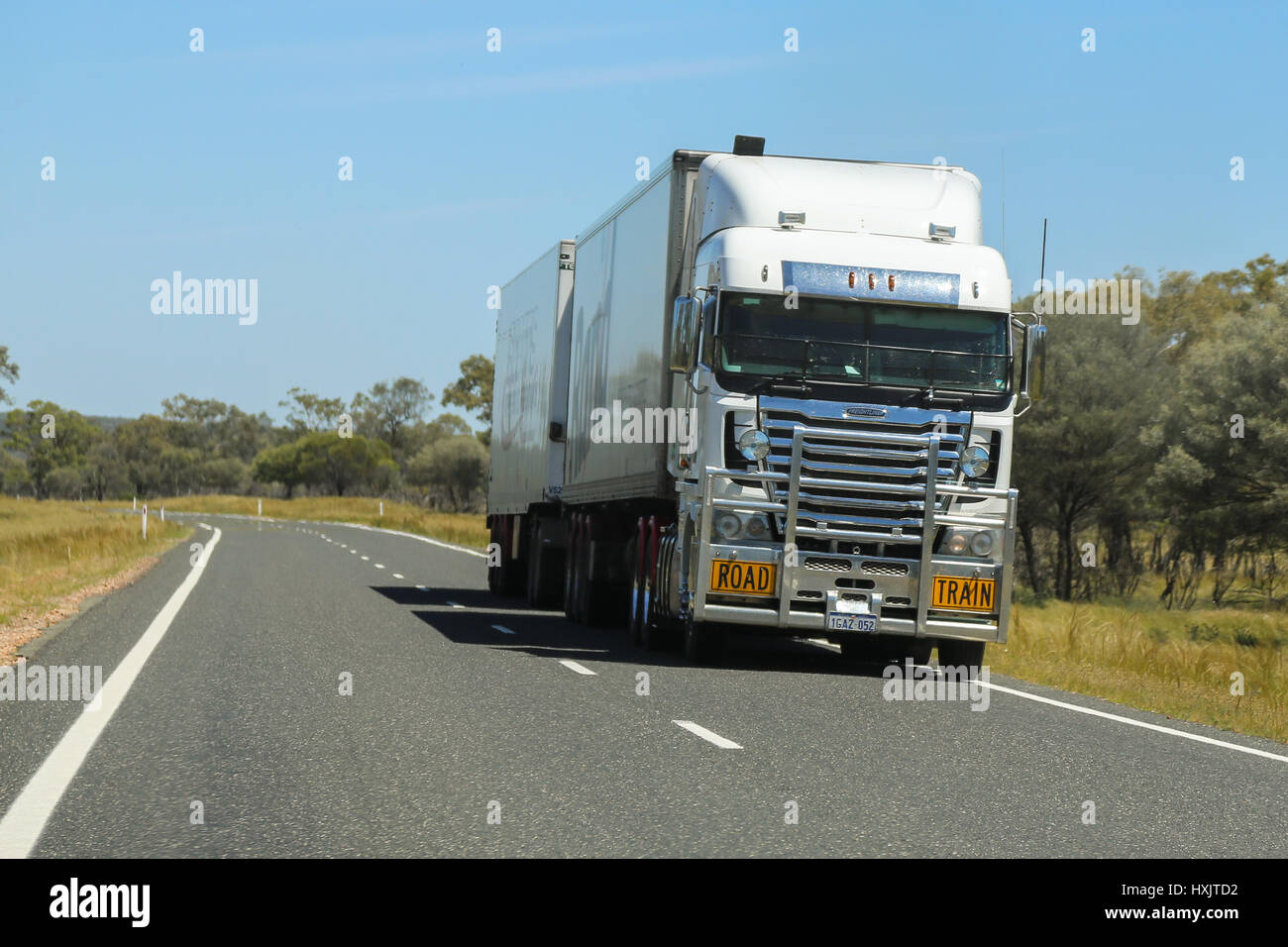 MENINDEE, Australien - 20. Oktober 2016: Ein Lastzug ist verschiedenen über die Autobahnen durch das australische Outback Transport von Gütern. Stockfoto