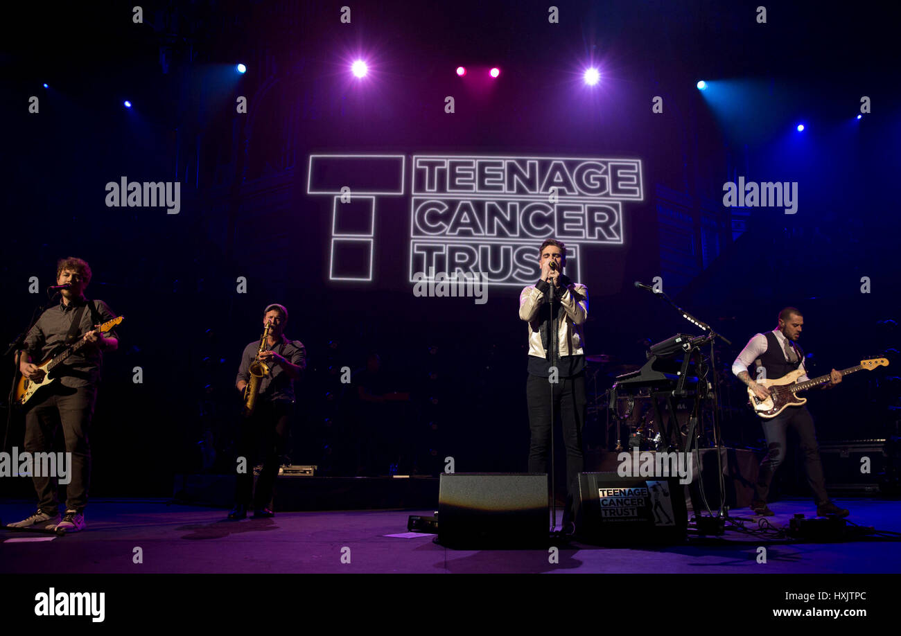 Busted erklingt auf der Bühne in der Royal Albert Hall in London für den Teenage Cancer Trust jährliche Konzertreihe. Stockfoto