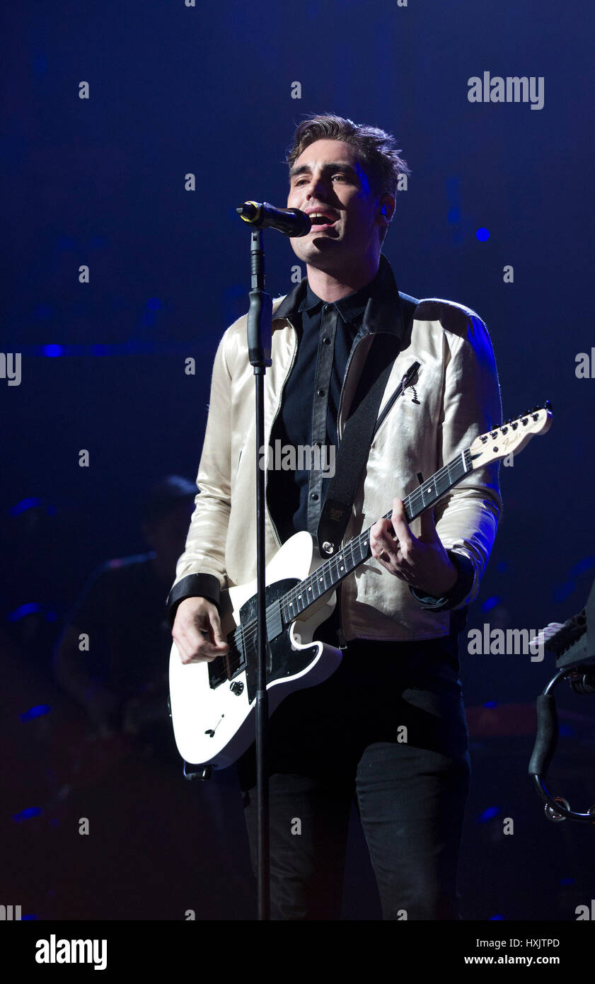 Charlie Simpson von Busted erklingt auf der Bühne in der Royal Albert Hall in London für den Teenage Cancer Trust jährliche Konzertreihe. Stockfoto