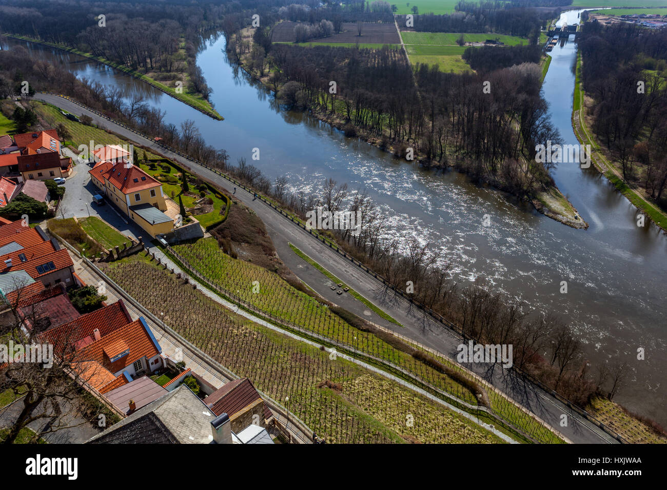 Melnik, dem Zusammenfluss von Elbe und Moldau. Links der Elbe, Moldau und direkt in der Mitte von einem künstlichen Kanal des Flusses Vltava Stockfoto