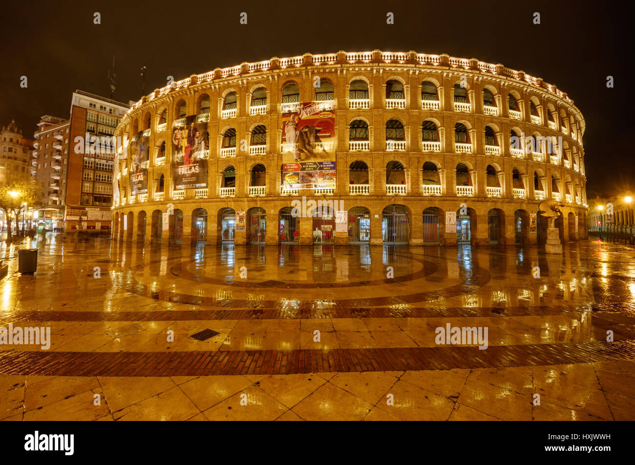 Plaza de Toros de Valencia in einer regnerischen Nacht. Es ist eine der größten Stierkampfarenen Spaniens. Stockfoto