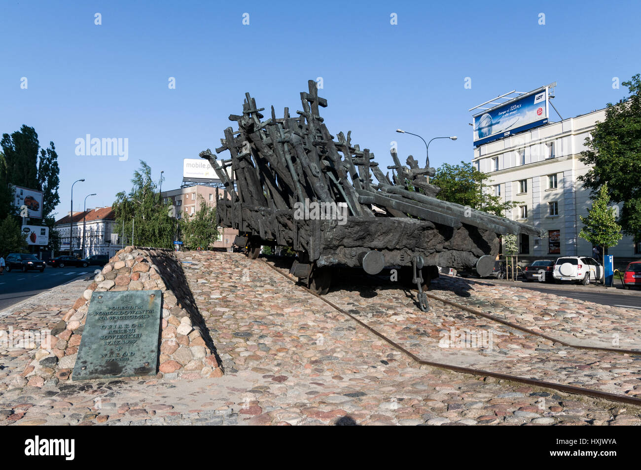 Der Bronzeguss Denkmal eines Bahn-LKW voller Kreuze Vertretung für jene Opfer der sowjetischen Aggression und all jene, die in Gulags in Siberi deportiert Stockfoto