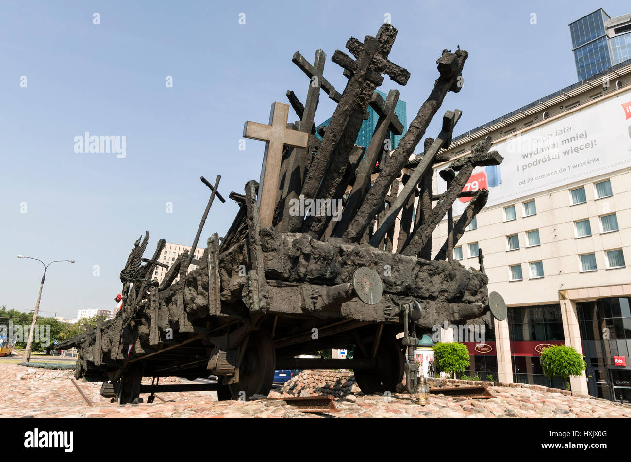 Der Bronzeguss Denkmal eines Bahn-LKW voller Kreuze Vertretung für jene Opfer der sowjetischen Aggression und all jene, die in Gulags in Siberi deportiert Stockfoto