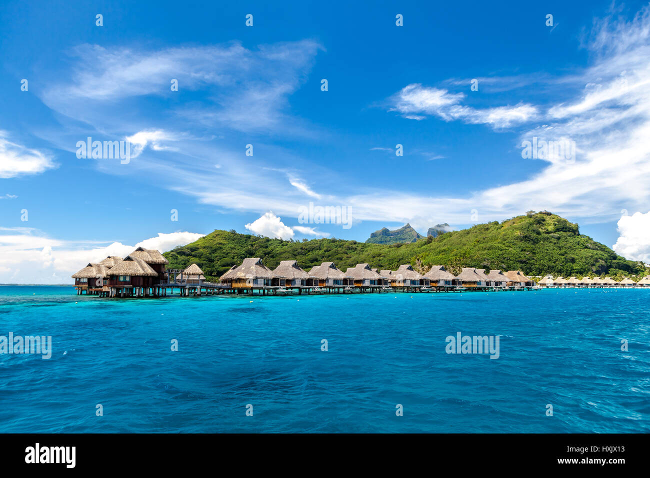 Über Wasser-Bungalows auf einer tropischen Insel, Bora Bora, Französisch-Polynesien Stockfoto