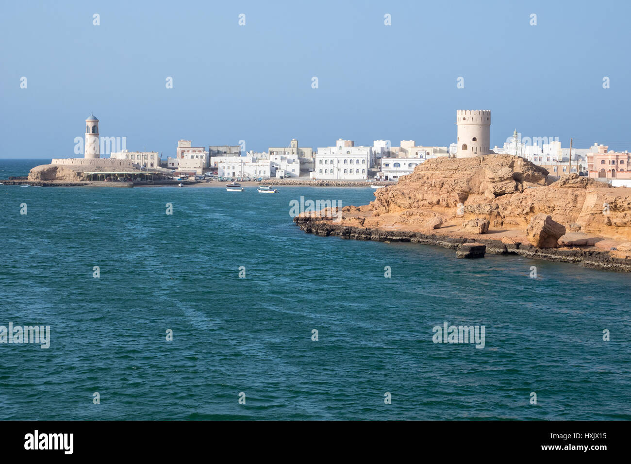 Landschaft des traditionellen Oman Stadt Sur, mit Turm, Leuchtturm und Hafen. Stockfoto