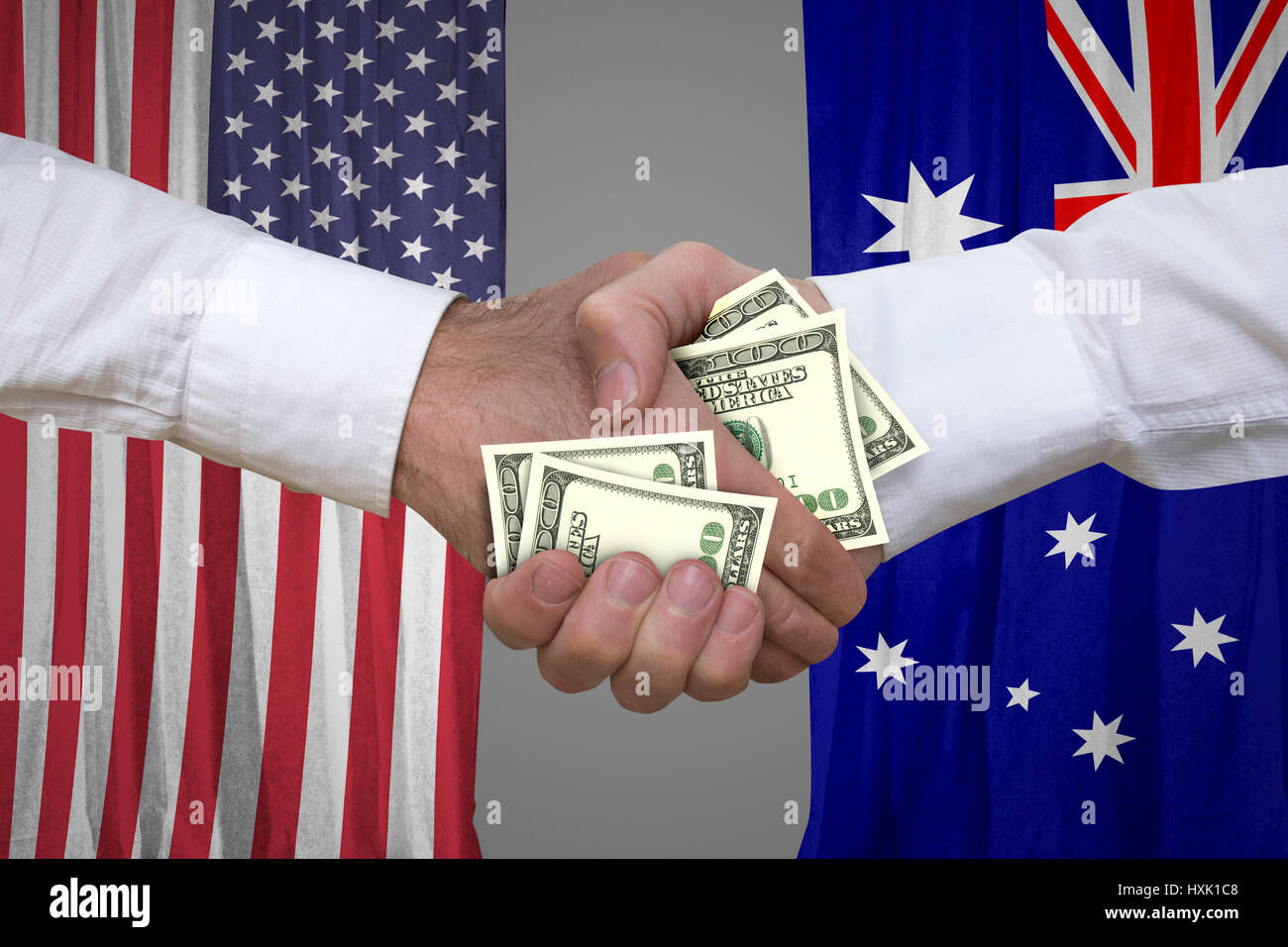 100-Dollar-Rechnungen Handshake mit USA und Australien Flaggen Hintergrund. Stockfoto