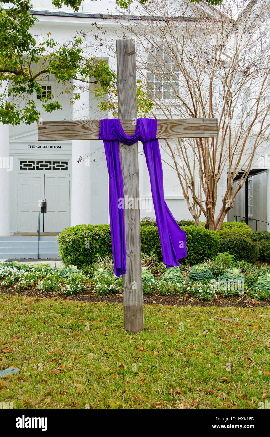 Kruzifix ist in lila für die Fastenzeit vor einer Kirche in Beaufort, South Carolina drapiert. Stockfoto