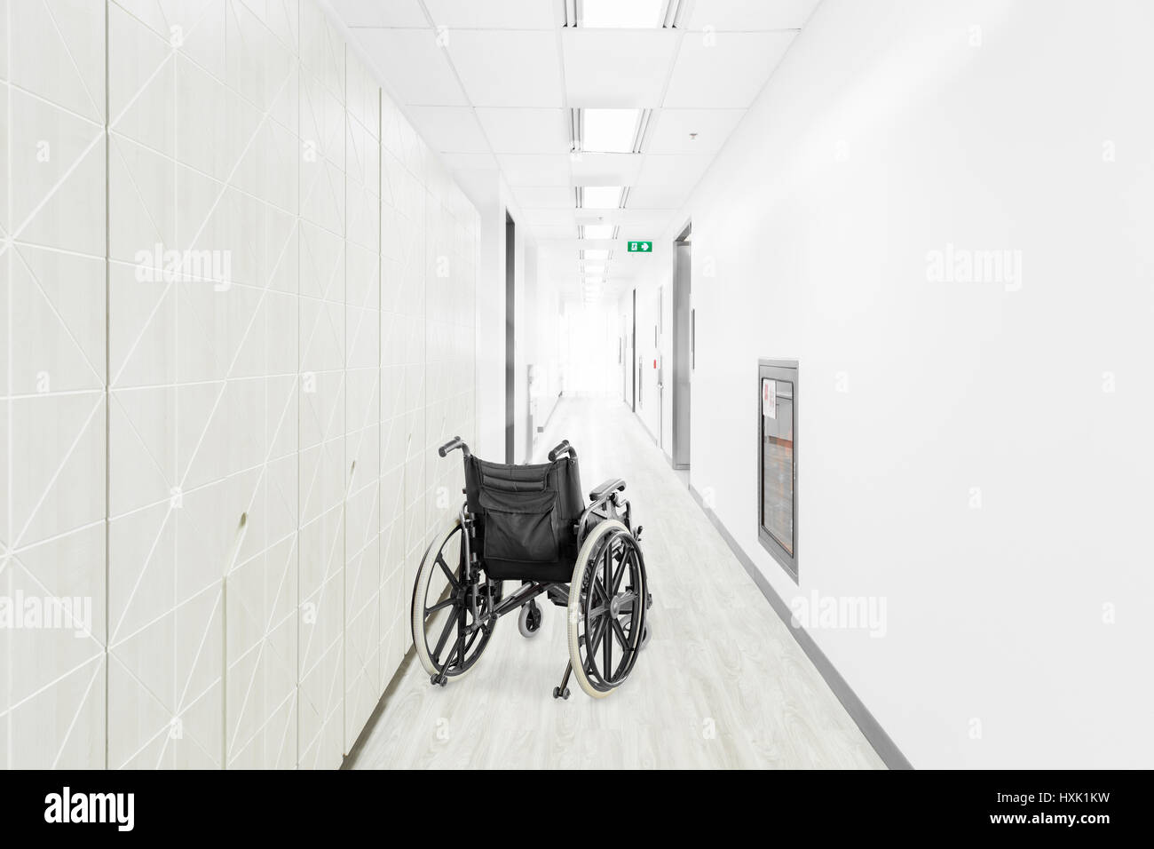 Leeren Rollstuhl im Krankenhaus Flur geparkt Stockfoto
