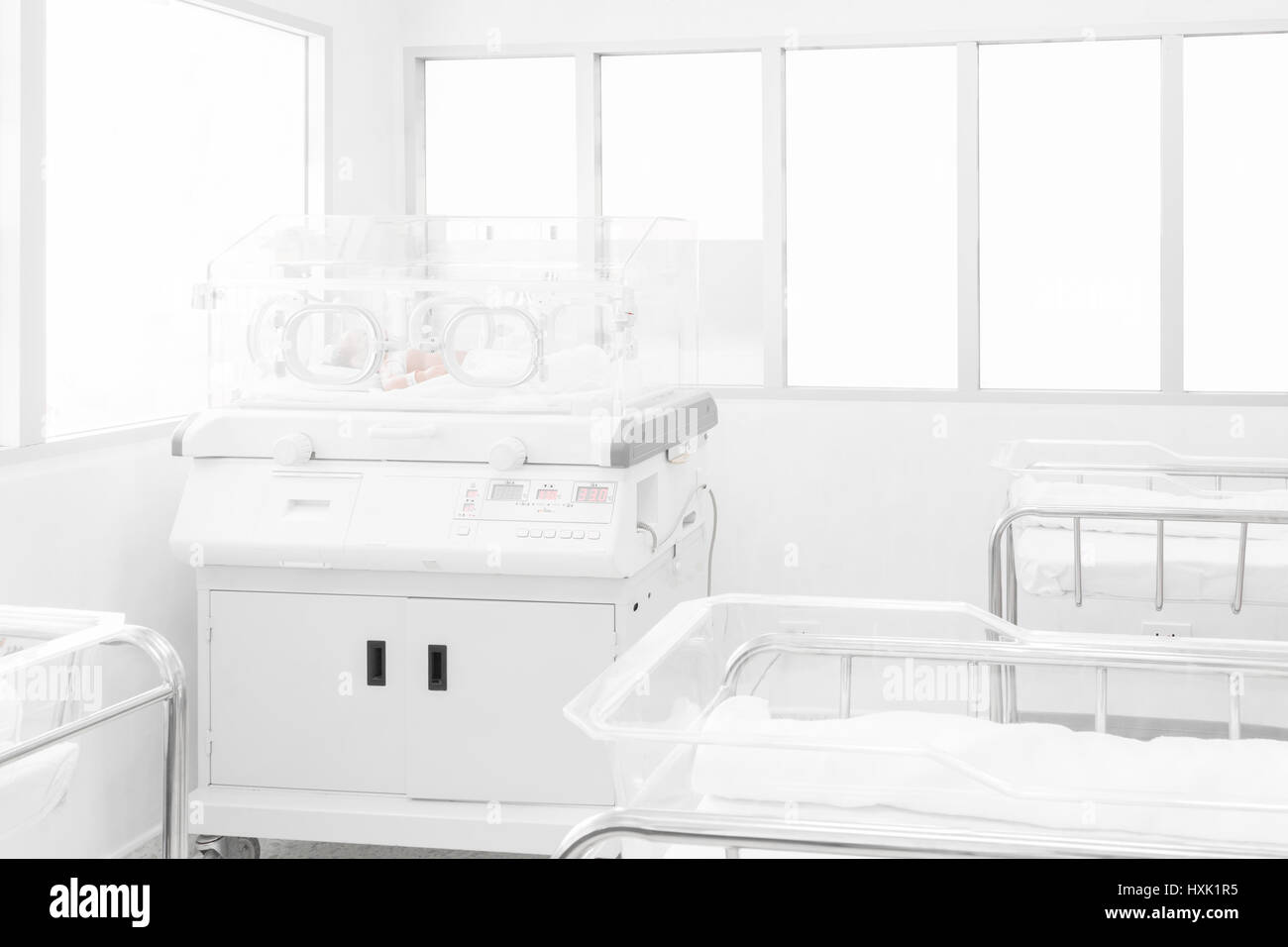 Neugeborenes Baby in Brutmaschine in Krankenzimmer Endfinanzierung abgedeckt Stockfoto