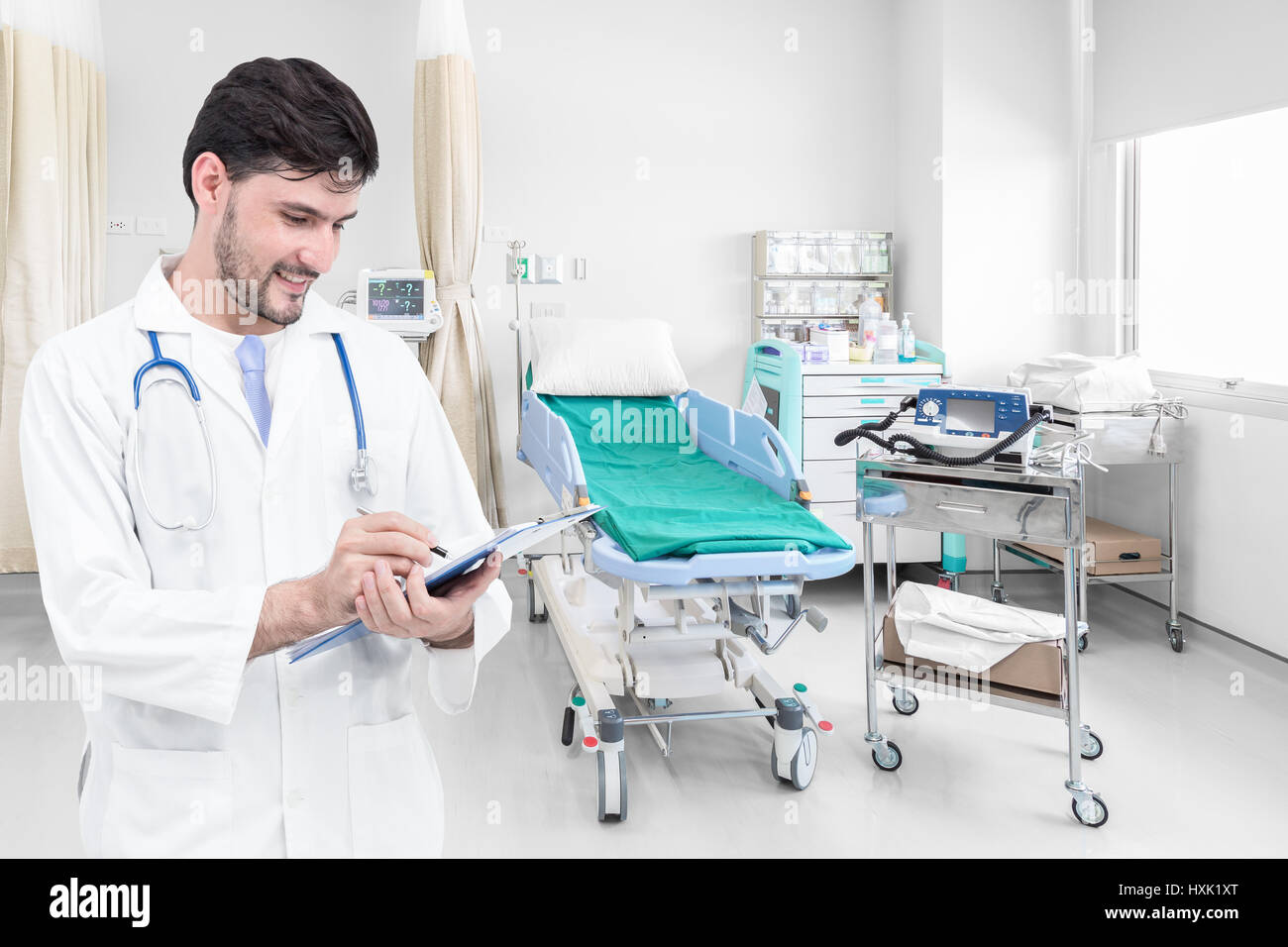 Arzt, modernes Krankenhauszimmer mit Betten und komfortablen medizinischen ausgestattet Krankenakte schriftlich Stockfoto