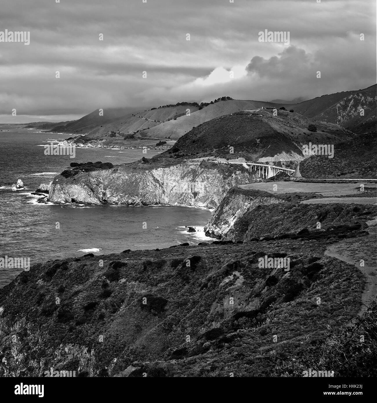 Highway 1 in Big Sur in schwarz / weiß Stockfoto
