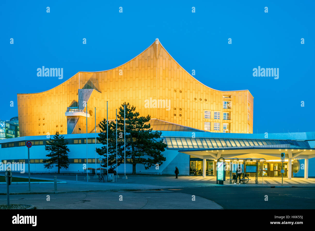 Nachtansicht der Berliner Philharmonie Konzertsäle, Haus des Berliner Philharmonischen Orchesters in Berlin, Deutschland Stockfoto