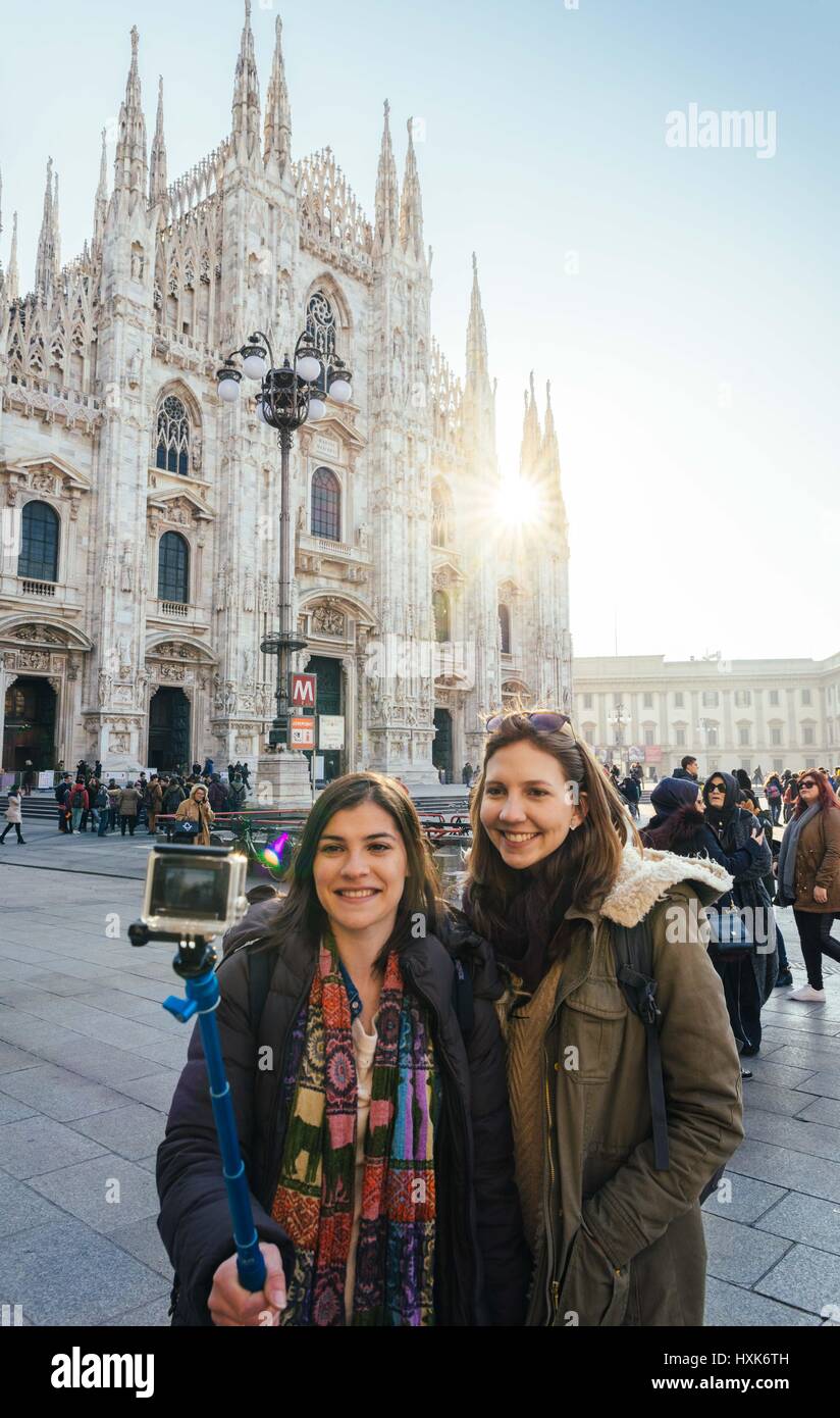 Touristen am Piazza del Duomo, Mailand Stockfoto